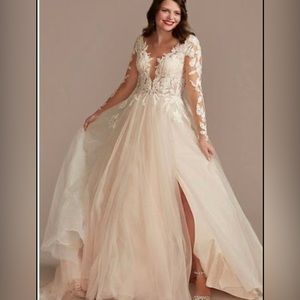 Size 10 P 
Ivory and blush 
Originally $1,300,I’m 5 1 and it fit me perfectly!